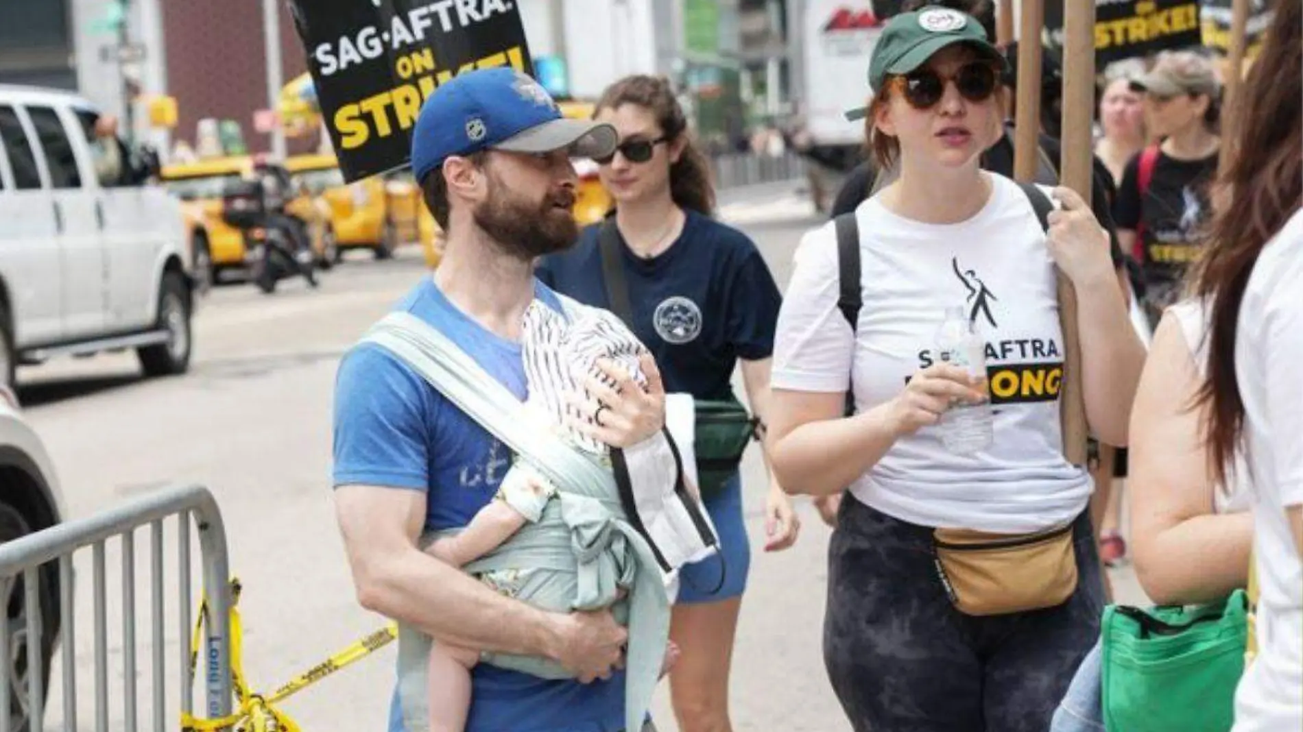 Daniel Radcliffe con su hijo en huelga de actores 